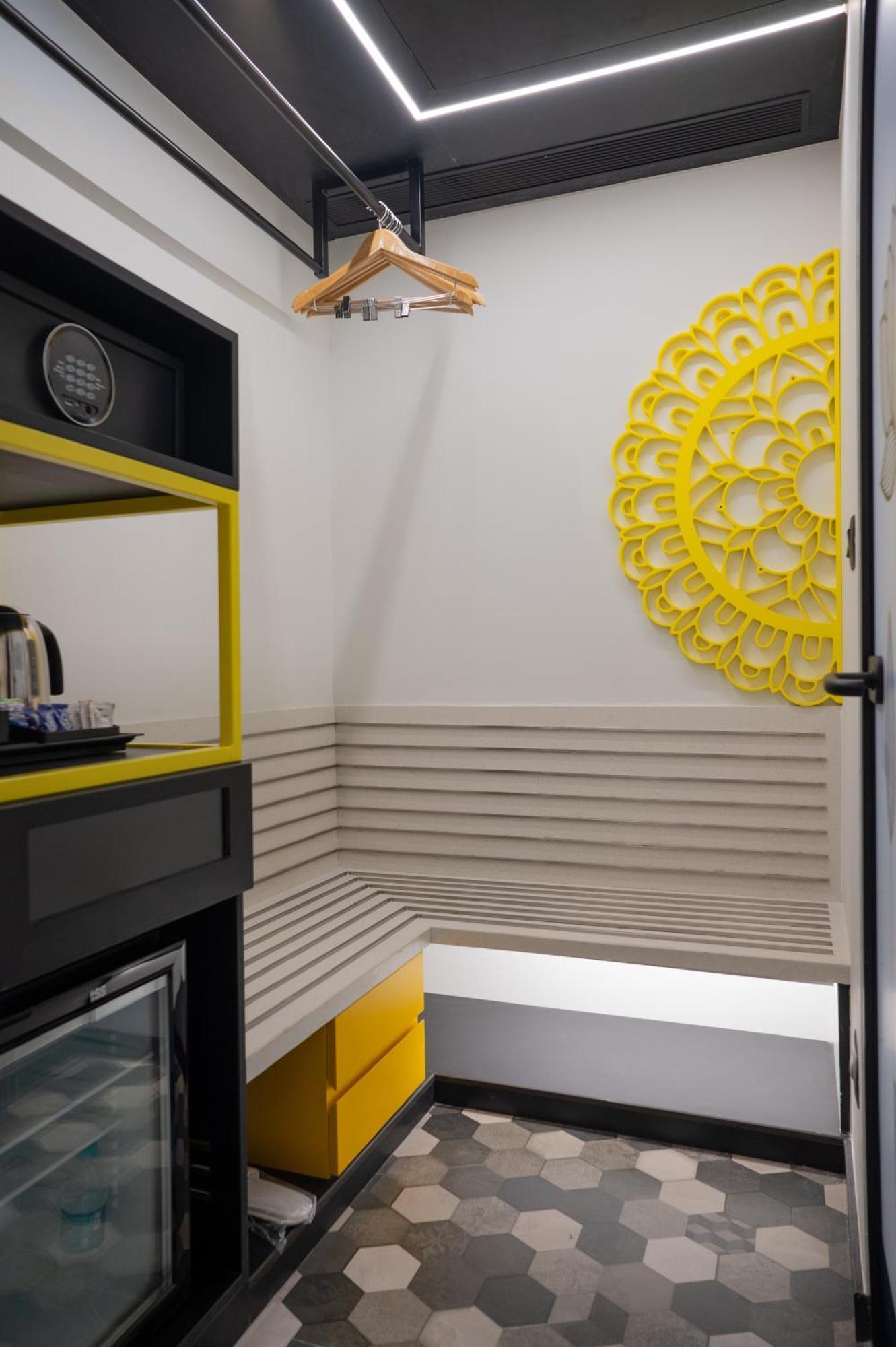 Zibe Luxe Kakinada By Grt Hotels Exteriör bild