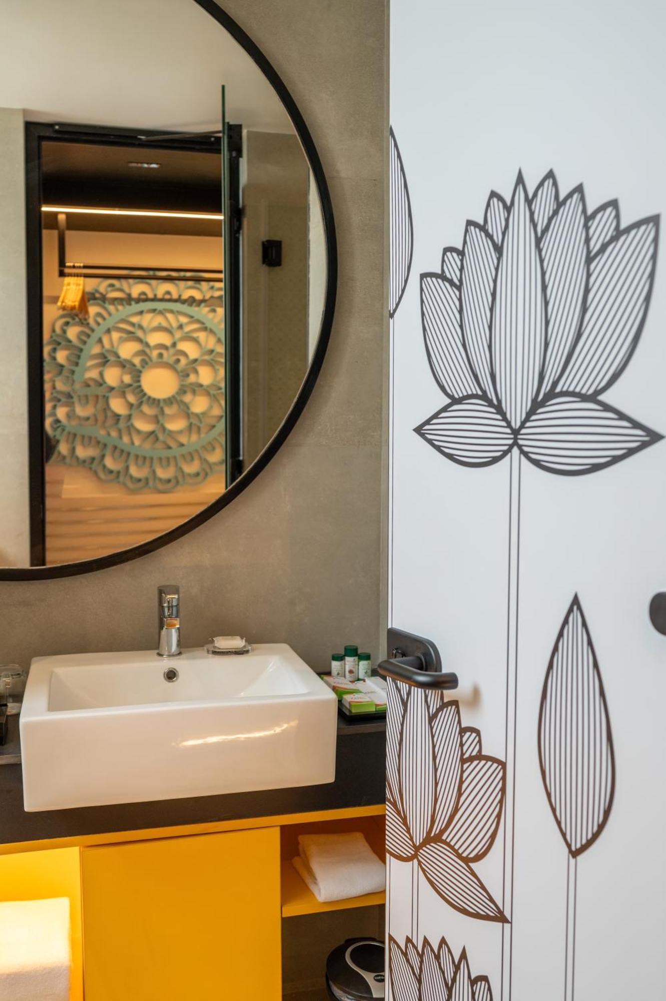 Zibe Luxe Kakinada By Grt Hotels Exteriör bild
